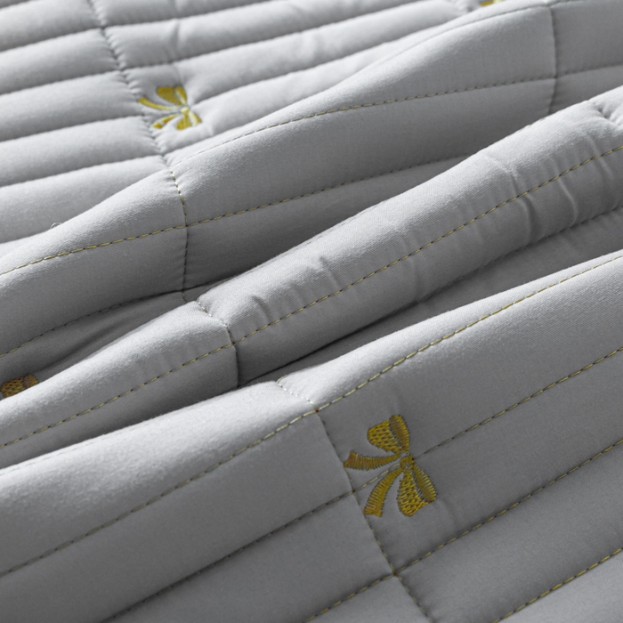 91家纺网 家纺一手货源 找家纺 暖季家纺 2025新款A类亲肤面料夹棉绣花床笠-不防水款 小蝴蝶结-灰-普通款