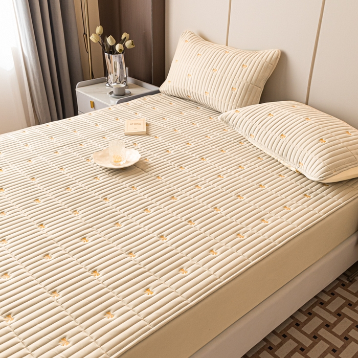 91家纺网 家纺一手货源 找家纺 暖季家纺 2025新款A类亲肤面料夹棉绣花床笠-不防水款 小蝴蝶结-卡其-普通款