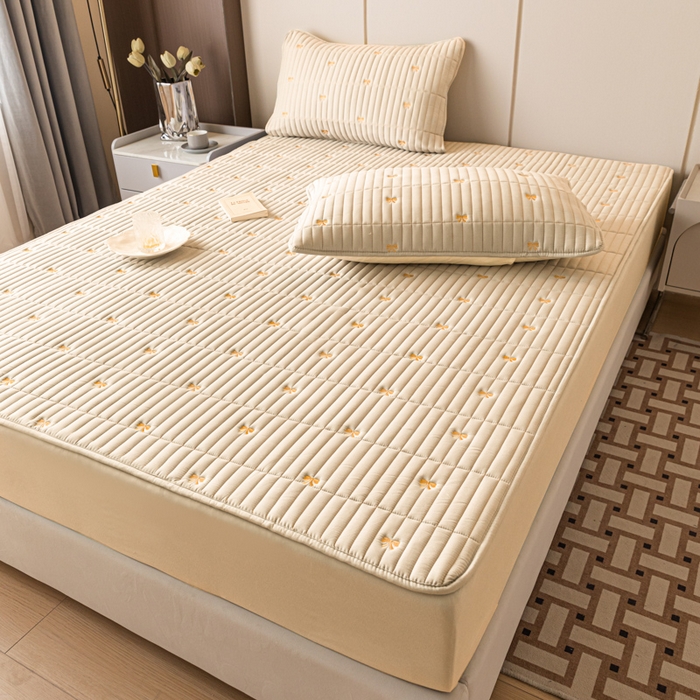 91家纺网 家纺一手货源 找家纺 暖季家纺 2025新款A类亲肤面料夹棉绣花床笠-不防水款 小蝴蝶结-卡其-普通款