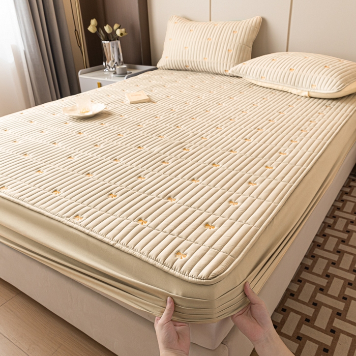 91家纺网 家纺一手货源 找家纺 暖季家纺 2025新款A类亲肤面料夹棉绣花床笠-不防水款 小蝴蝶结-卡其-普通款