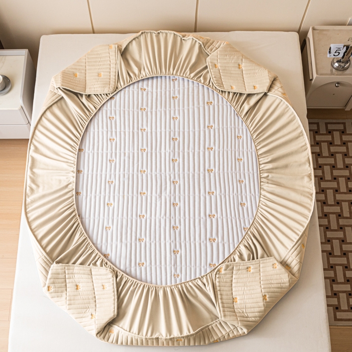 91家纺网 家纺一手货源 找家纺 暖季家纺 2025新款A类亲肤面料夹棉绣花床笠-不防水款 小蝴蝶结-卡其-普通款