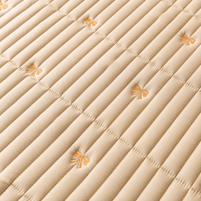 91家纺网 家纺一手货源 找家纺 暖季家纺 2025新款A类亲肤面料夹棉绣花床笠-不防水款 小蝴蝶结-卡其-普通款