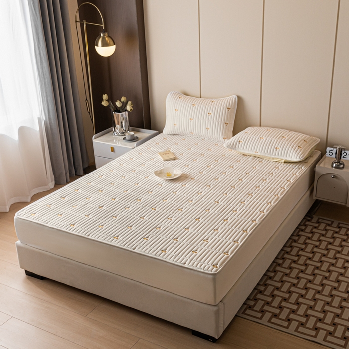 91家纺网 家纺一手货源 找家纺 暖季家纺 2025新款A类亲肤面料夹棉绣花床笠-不防水款 小樱桃-白-普通款