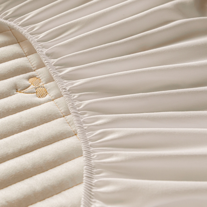 91家纺网 家纺一手货源 找家纺 暖季家纺 2025新款A类亲肤面料夹棉绣花床笠-不防水款 小樱桃-白-普通款