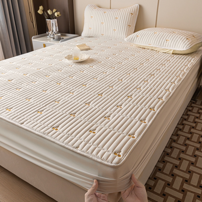 91家纺网 家纺一手货源 找家纺 暖季家纺 2025新款A类亲肤面料夹棉绣花床笠-不防水款 小樱桃-白-普通款