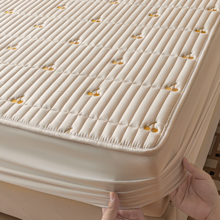 91家纺网 家纺一手货源 找家纺 暖季家纺 2025新款A类亲肤面料夹棉绣花床笠-不防水款 小樱桃-白-普通款