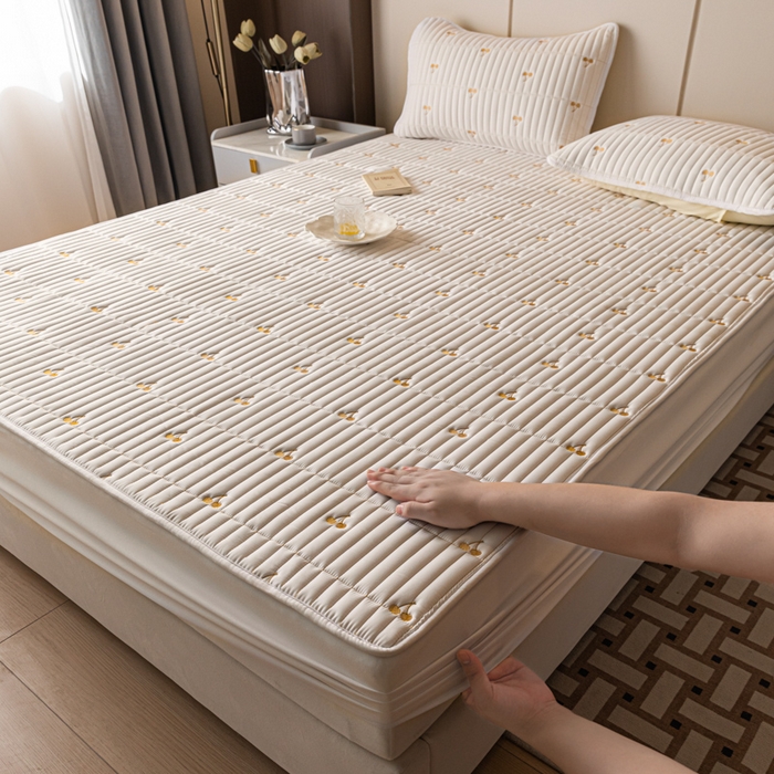 91家纺网 家纺一手货源 找家纺 暖季家纺 2025新款A类亲肤面料夹棉绣花床笠-不防水款 小樱桃-白-普通款