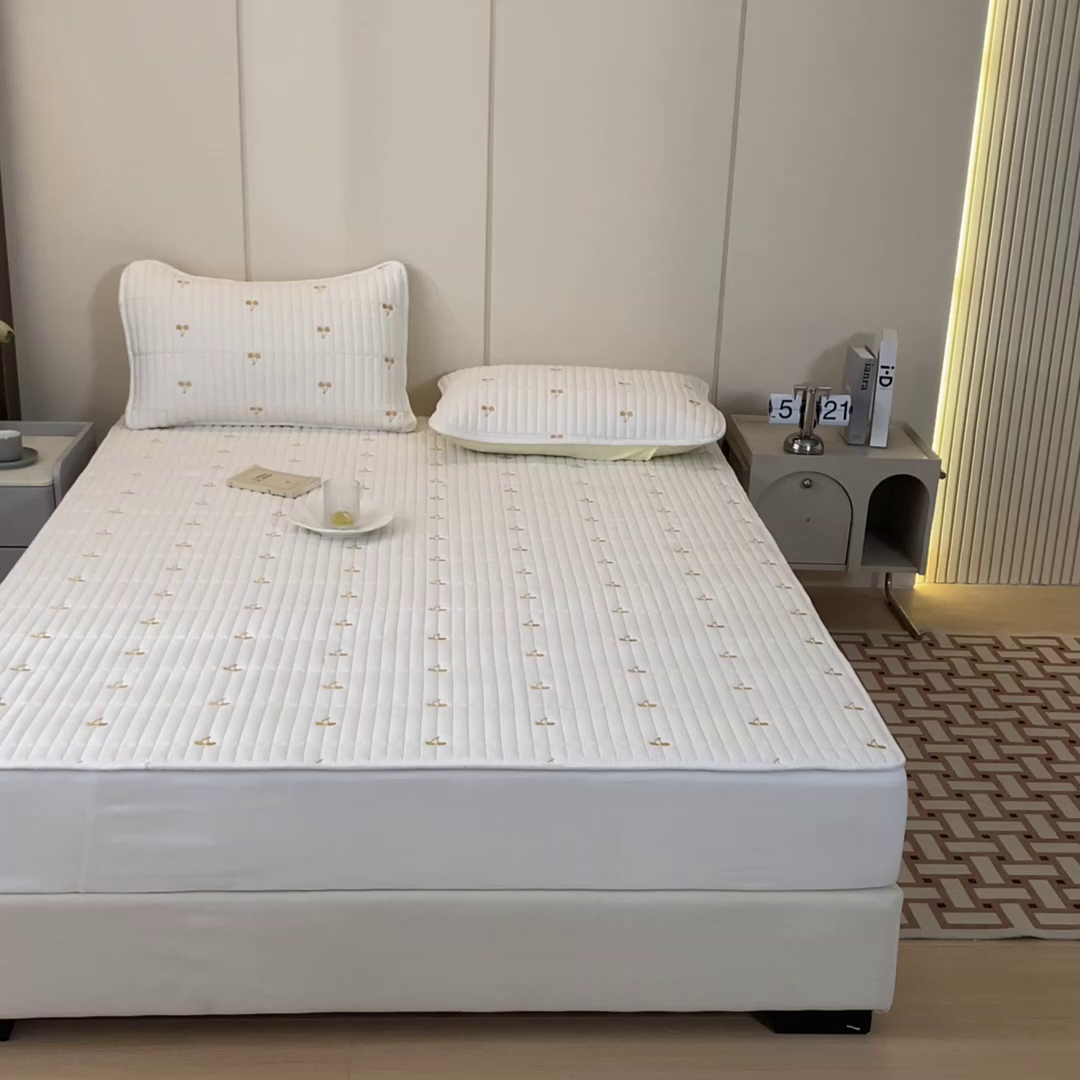 91家纺网 家纺一手货源 找家纺 暖季家纺 2025新款A类亲肤面料夹棉绣花床笠-不防水款 小樱桃-白-普通款