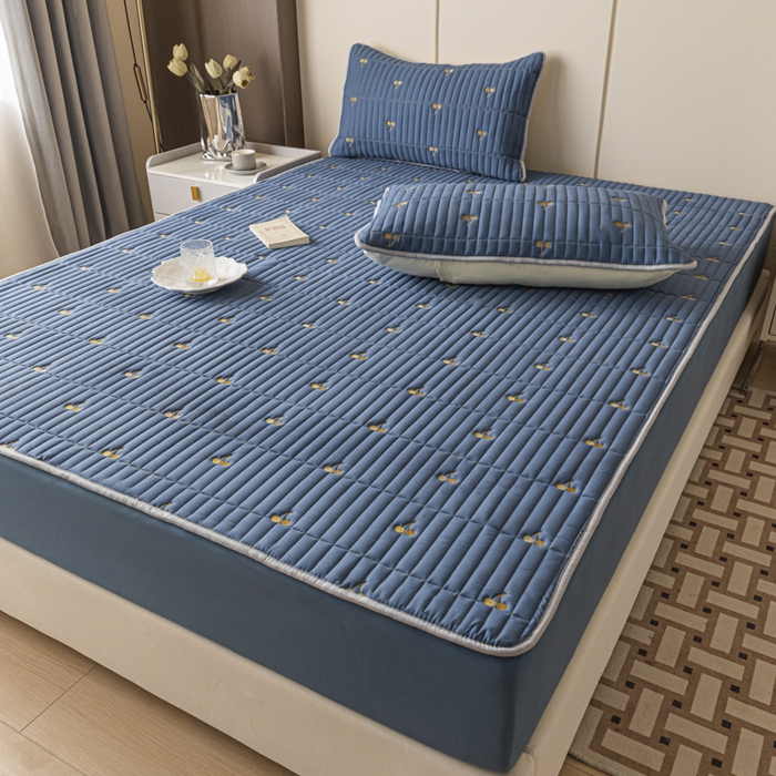 91家纺网 家纺一手货源 找家纺 暖季家纺 2025新款A类亲肤面料夹棉绣花床笠-不防水款 小樱桃-宾利蓝-普通款