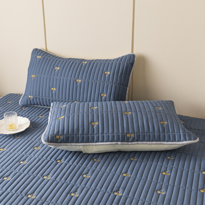 91家纺网 家纺一手货源 找家纺 暖季家纺 2025新款A类亲肤面料夹棉绣花床笠-不防水款 小樱桃-宾利蓝-普通款