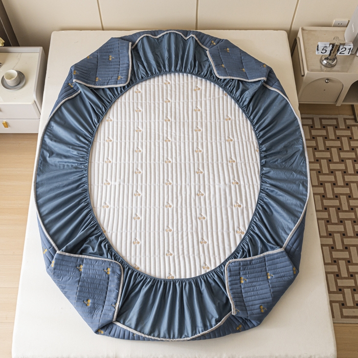 91家纺网 家纺一手货源 找家纺 暖季家纺 2025新款A类亲肤面料夹棉绣花床笠-不防水款 小樱桃-宾利蓝-普通款