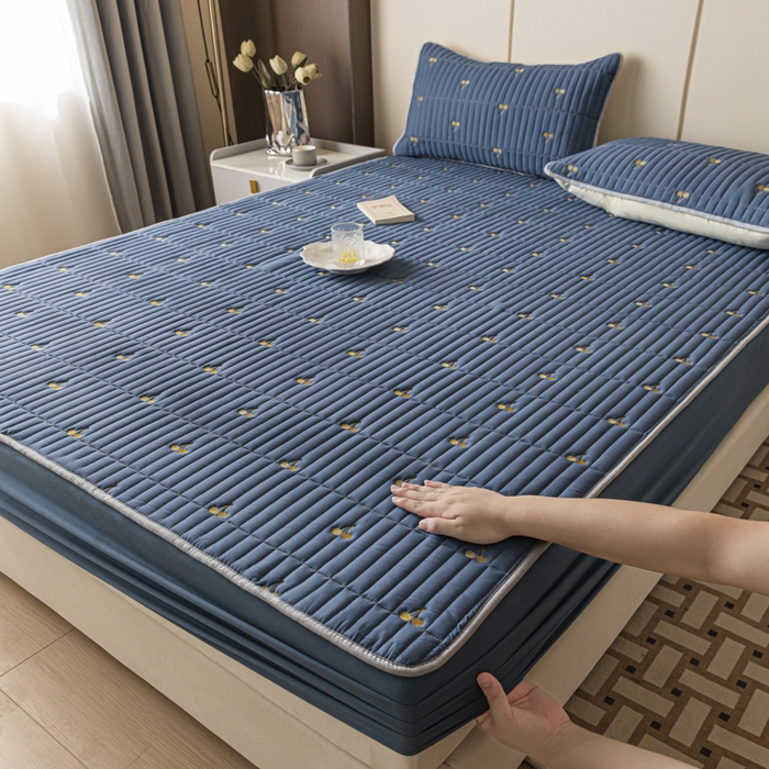 91家纺网 家纺一手货源 找家纺 暖季家纺 2025新款A类亲肤面料夹棉绣花床笠-不防水款 小樱桃-宾利蓝-普通款