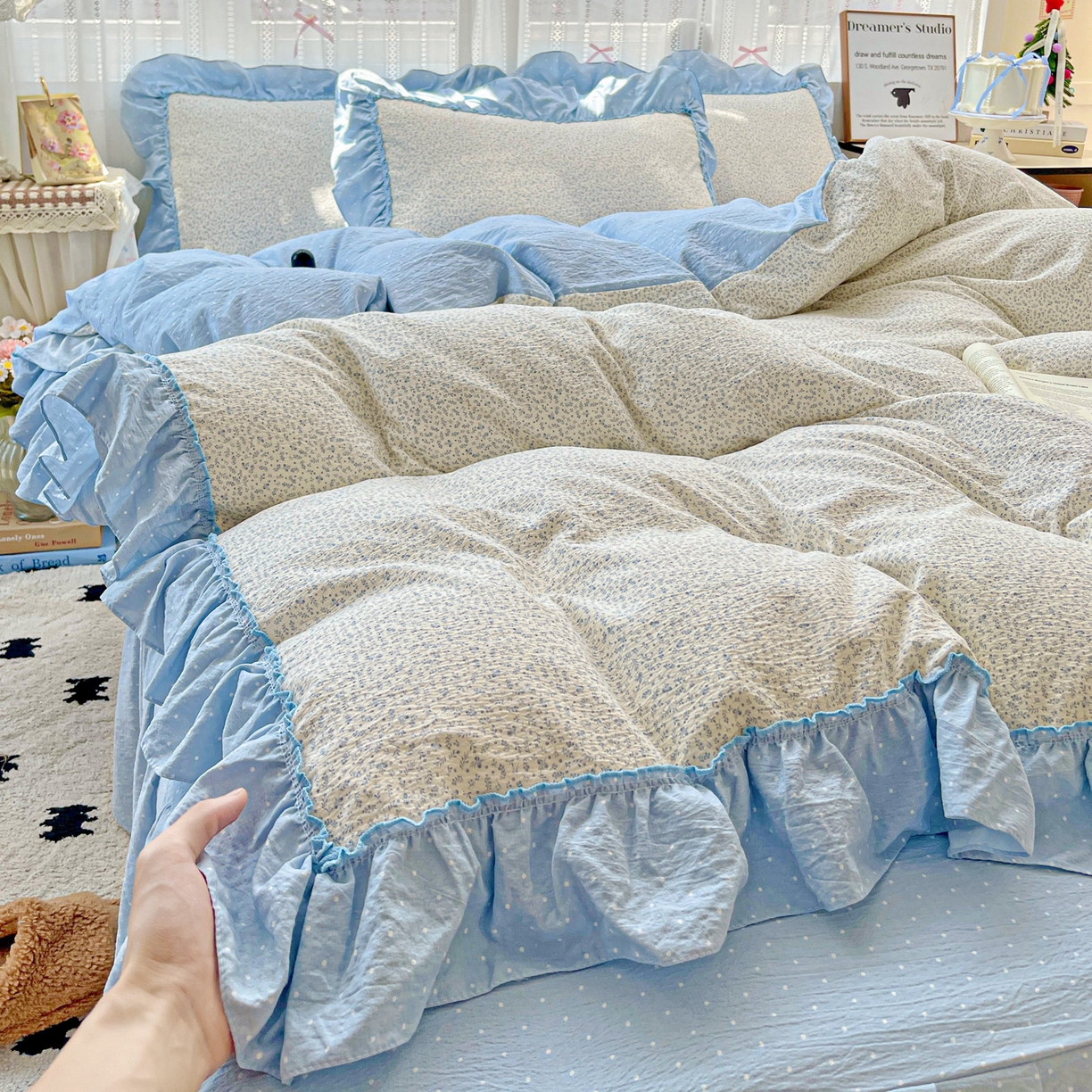 91家纺网 家纺一手货源 找家纺 2025秋冬加厚款云感亲肤棉邹邹纱床盖床裙四件套-仙美密拷花边 波点女王-茉雾蓝