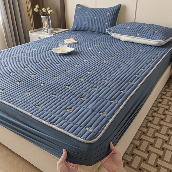 91家纺网 家纺一手货源 找家纺 暖季家纺 2025新款A类亲肤面料夹棉绣花床笠-不防水款 小樱桃-宾利蓝-普通款