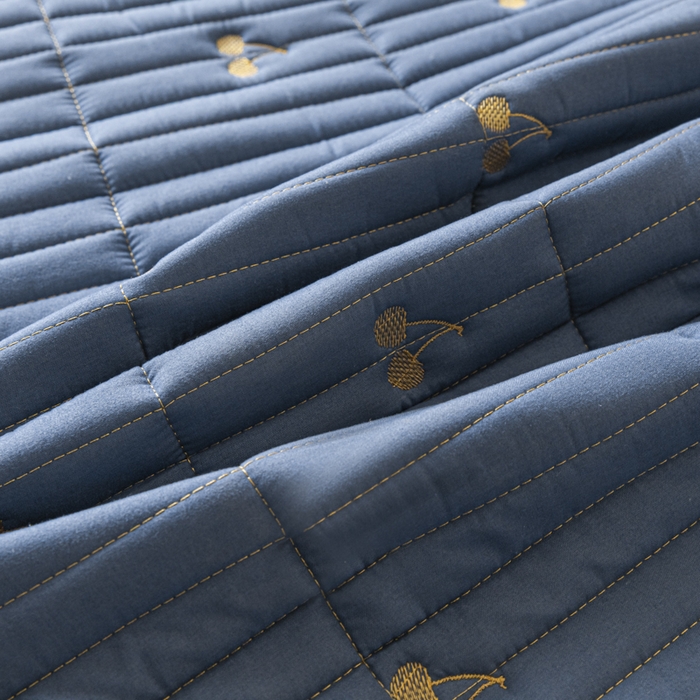 91家纺网 家纺一手货源 找家纺 暖季家纺 2025新款A类亲肤面料夹棉绣花床笠-不防水款 小樱桃-宾利蓝-普通款