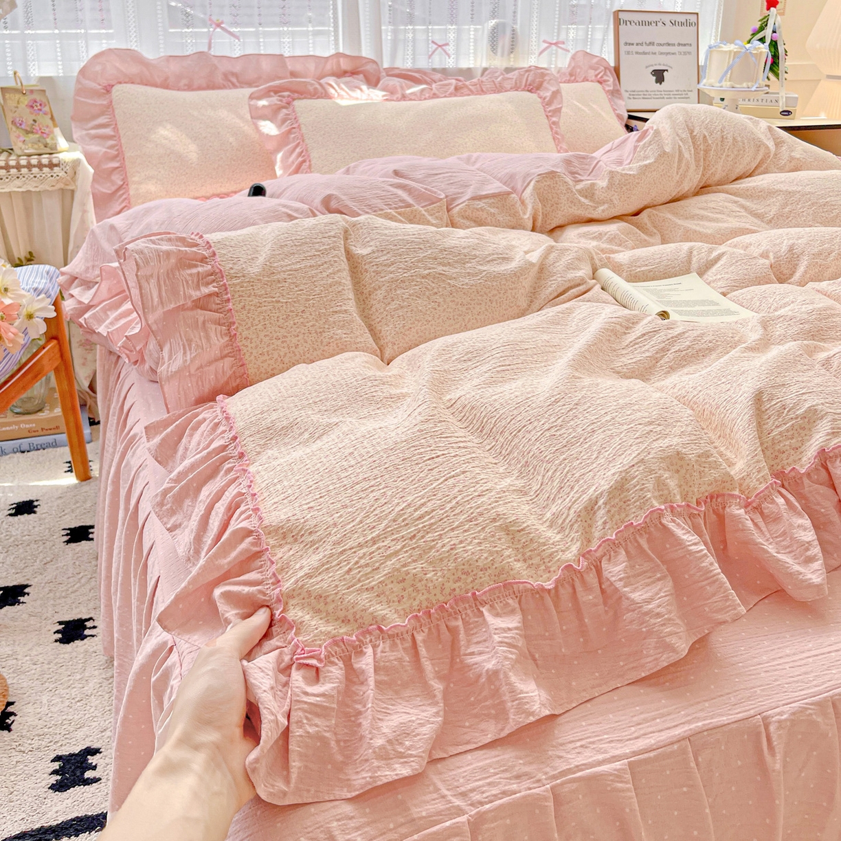 91家纺网 家纺一手货源 找家纺 2025秋冬加厚款云感亲肤棉邹邹纱床盖床裙四件套-仙美密拷花边 波点女王-蔷薇粉