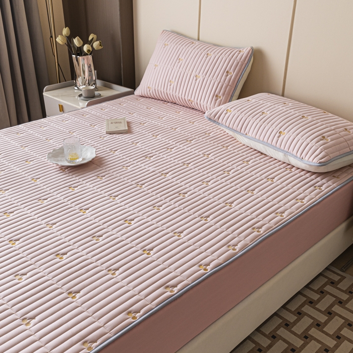 91家纺网 家纺一手货源 找家纺 暖季家纺 2025新款A类亲肤面料夹棉绣花床笠-不防水款 小樱桃-粉-普通款