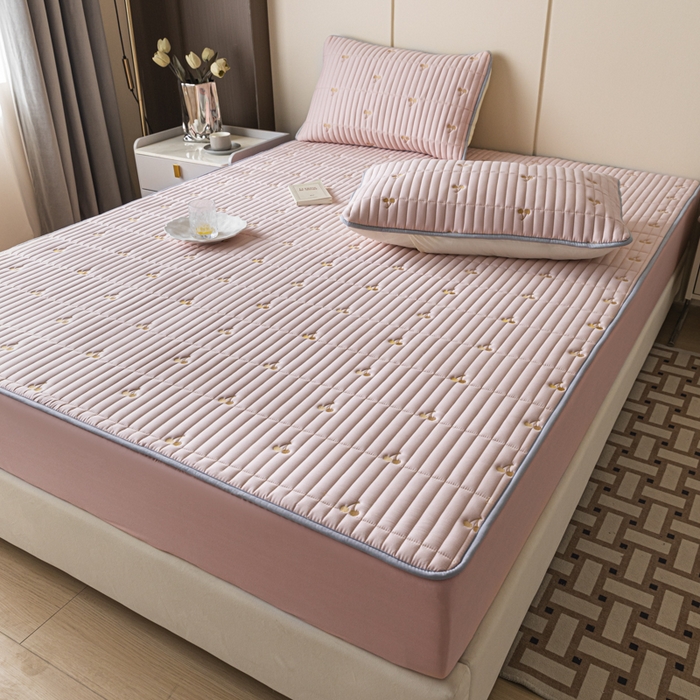 91家纺网 家纺一手货源 找家纺 暖季家纺 2025新款A类亲肤面料夹棉绣花床笠-不防水款 小樱桃-粉-普通款