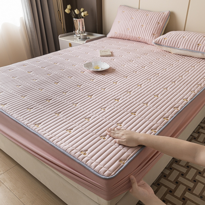 91家纺网 家纺一手货源 找家纺 暖季家纺 2025新款A类亲肤面料夹棉绣花床笠-不防水款 小樱桃-粉-普通款