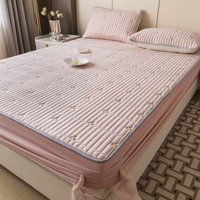 91家纺网 家纺一手货源 找家纺 暖季家纺 2025新款A类亲肤面料夹棉绣花床笠-不防水款 小樱桃-粉-普通款