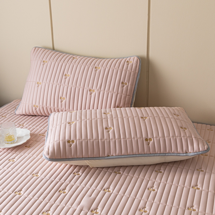 91家纺网 家纺一手货源 找家纺 暖季家纺 2025新款A类亲肤面料夹棉绣花床笠-不防水款 小樱桃-粉-普通款