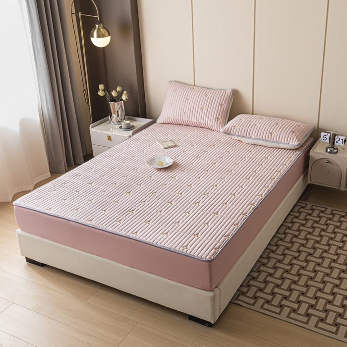 91家纺网 家纺一手货源 找家纺 暖季家纺 2025新款A类亲肤面料夹棉绣花床笠-不防水款 小樱桃-粉-普通款