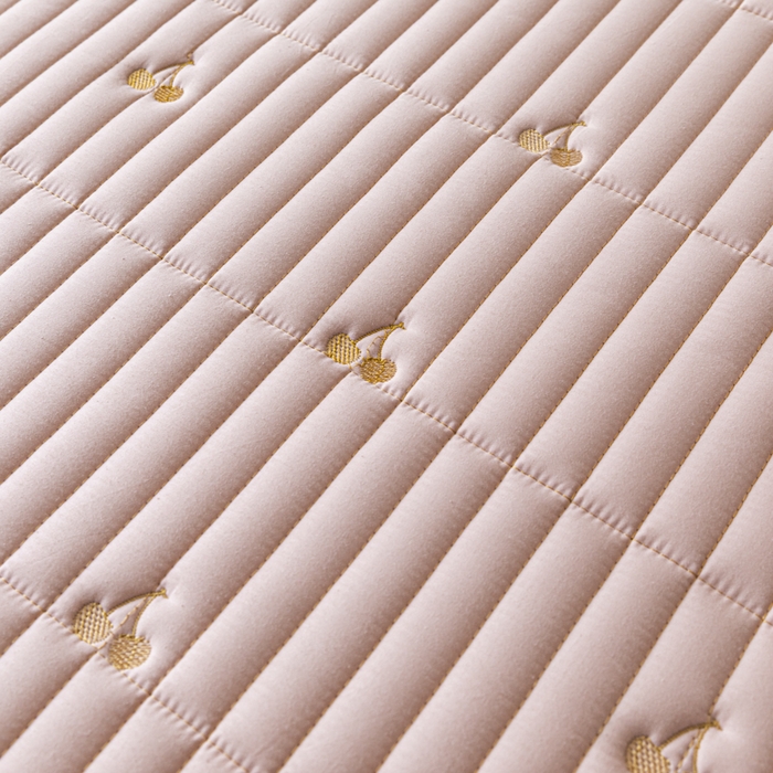 91家纺网 家纺一手货源 找家纺 暖季家纺 2025新款A类亲肤面料夹棉绣花床笠-不防水款 小樱桃-粉-普通款