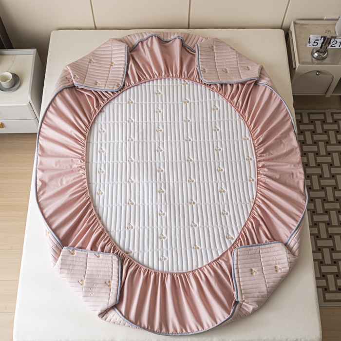 91家纺网 家纺一手货源 找家纺 暖季家纺 2025新款A类亲肤面料夹棉绣花床笠-不防水款 小樱桃-粉-普通款