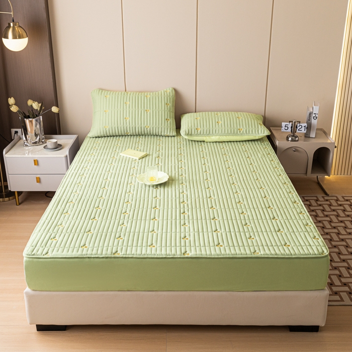 91家纺网 家纺一手货源 找家纺 暖季家纺 2025新款A类亲肤面料夹棉绣花床笠-不防水款 小樱桃-果绿-普通款