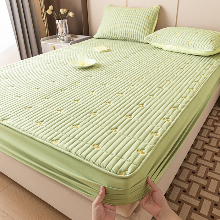 91家纺网 家纺一手货源 找家纺 暖季家纺 2025新款A类亲肤面料夹棉绣花床笠-不防水款 小樱桃-果绿-普通款