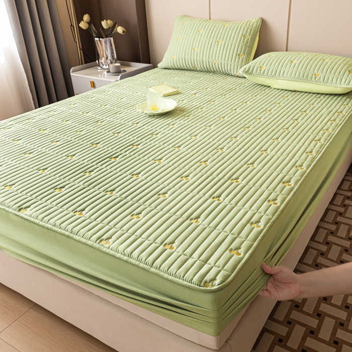 91家纺网 家纺一手货源 找家纺 暖季家纺 2025新款A类亲肤面料夹棉绣花床笠-不防水款 小樱桃-果绿-普通款