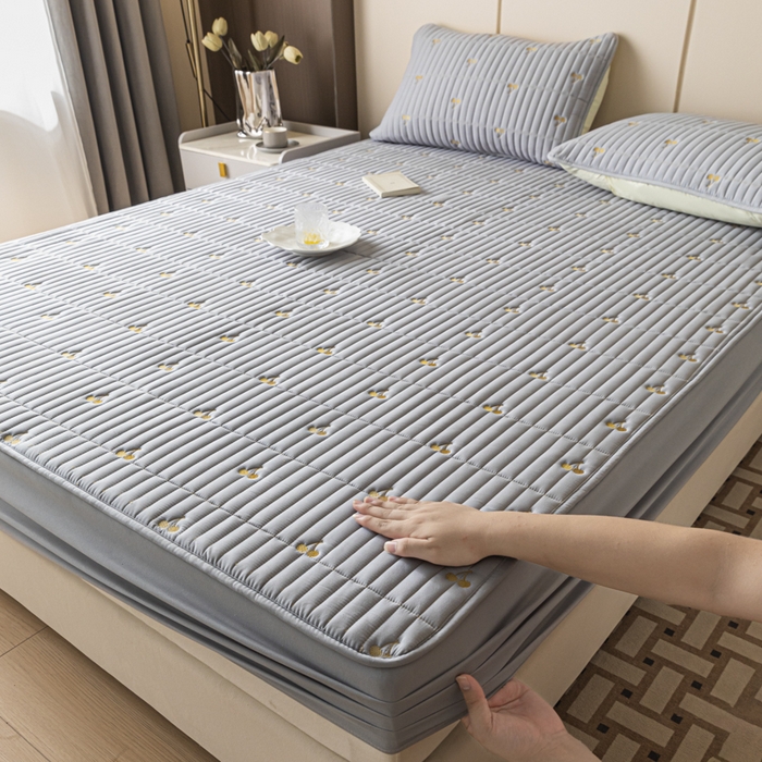 91家纺网 家纺一手货源 找家纺 暖季家纺 2025新款A类亲肤面料夹棉绣花床笠-不防水款 小樱桃-灰-普通款