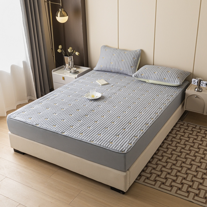 91家纺网 家纺一手货源 找家纺 暖季家纺 2025新款A类亲肤面料夹棉绣花床笠-不防水款 小樱桃-灰-普通款