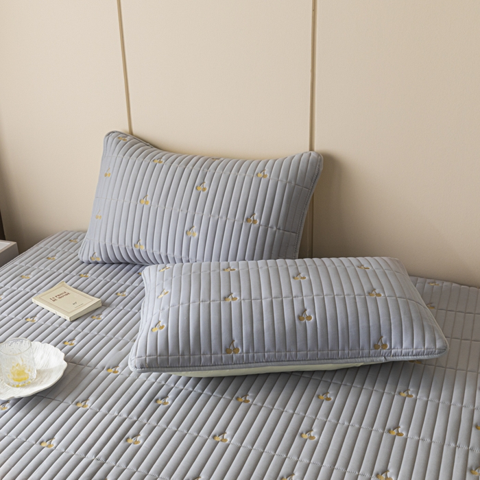 91家纺网 家纺一手货源 找家纺 暖季家纺 2025新款A类亲肤面料夹棉绣花床笠-不防水款 小樱桃-灰-普通款