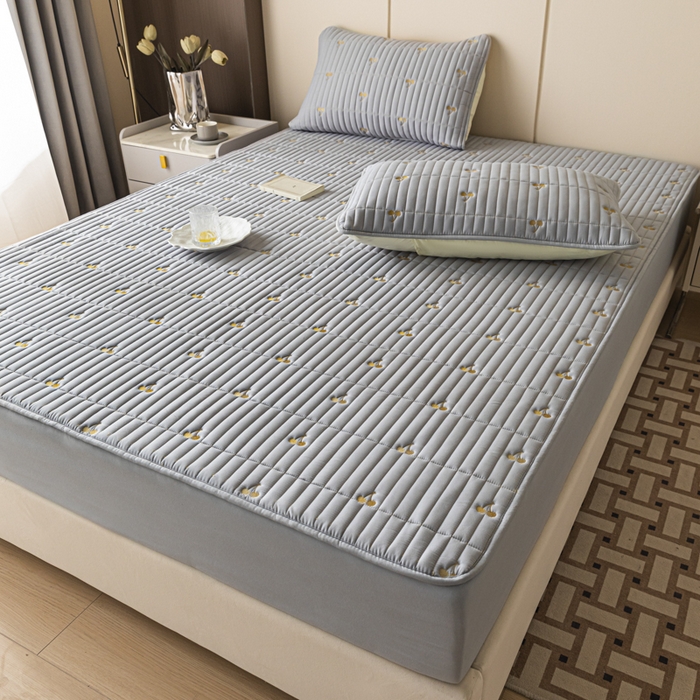 91家纺网 家纺一手货源 找家纺 暖季家纺 2025新款A类亲肤面料夹棉绣花床笠-不防水款 小樱桃-灰-普通款