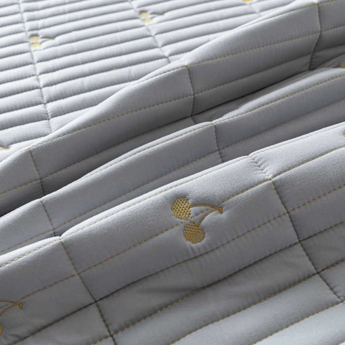 91家纺网 家纺一手货源 找家纺 暖季家纺 2025新款A类亲肤面料夹棉绣花床笠-不防水款 小樱桃-灰-普通款