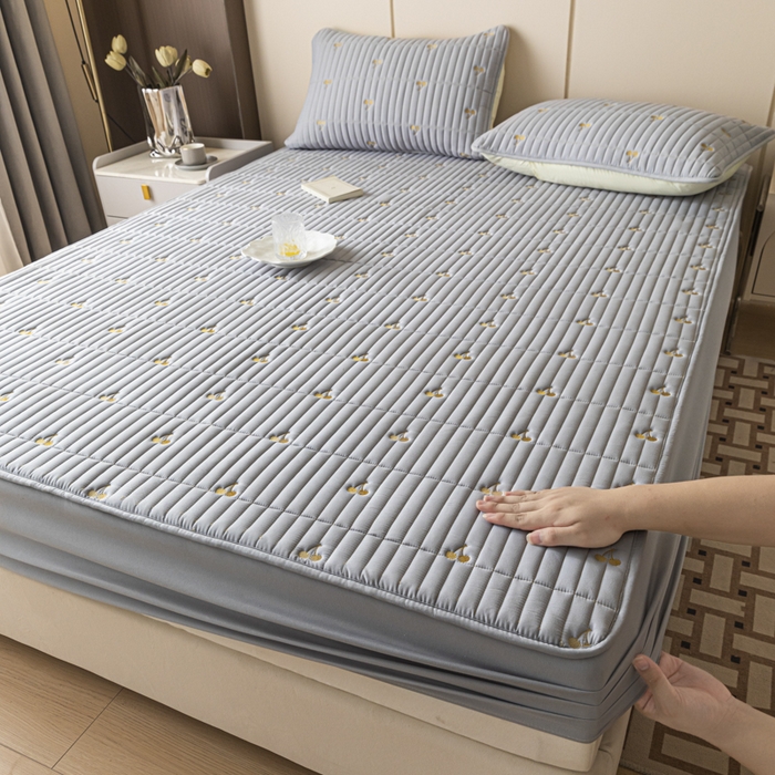 91家纺网 家纺一手货源 找家纺 暖季家纺 2025新款A类亲肤面料夹棉绣花床笠-不防水款 小樱桃-灰-普通款