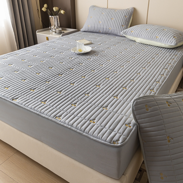 91家纺网 家纺一手货源 找家纺 暖季家纺 2025新款A类亲肤面料夹棉绣花床笠-不防水款 小樱桃-灰-普通款