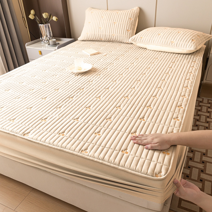 91家纺网 家纺一手货源 找家纺 暖季家纺 2025新款A类亲肤面料夹棉绣花床笠-不防水款 小樱桃-卡其-普通款