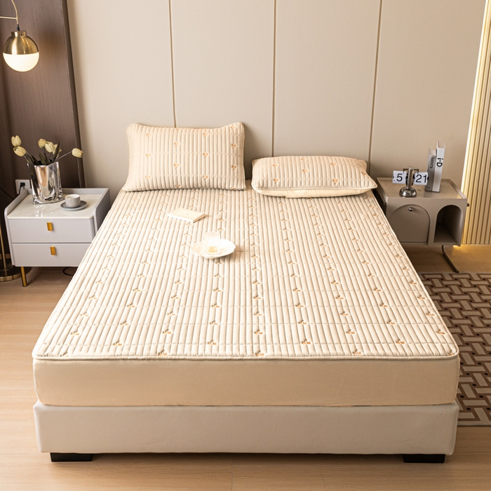 91家纺网 家纺一手货源 找家纺 暖季家纺 2025新款A类亲肤面料夹棉绣花床笠-不防水款 小樱桃-卡其-普通款