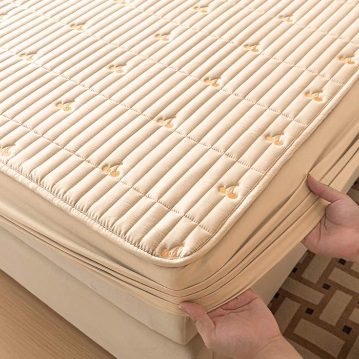 91家纺网 家纺一手货源 找家纺 暖季家纺 2025新款A类亲肤面料夹棉绣花床笠-不防水款 小樱桃-卡其-普通款