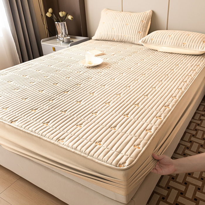 91家纺网 家纺一手货源 找家纺 暖季家纺 2025新款A类亲肤面料夹棉绣花床笠-不防水款 小樱桃-卡其-普通款