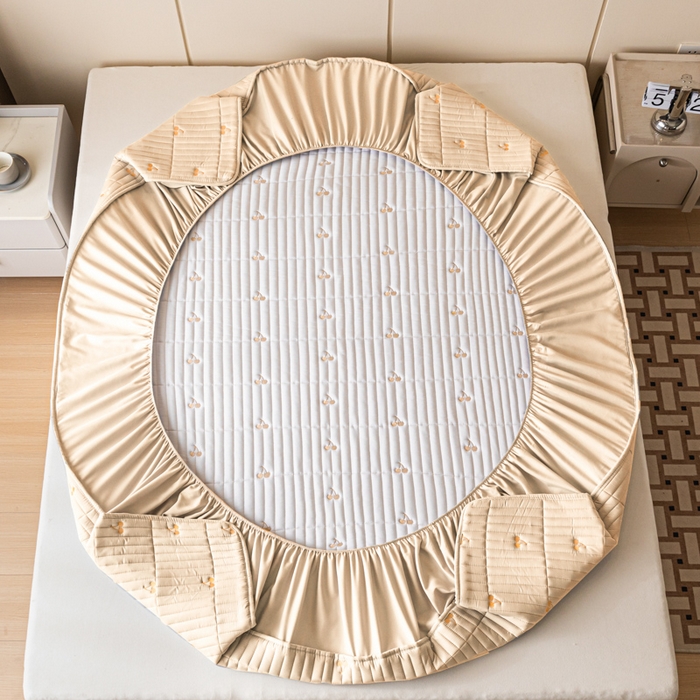 91家纺网 家纺一手货源 找家纺 暖季家纺 2025新款A类亲肤面料夹棉绣花床笠-不防水款 小樱桃-卡其-普通款