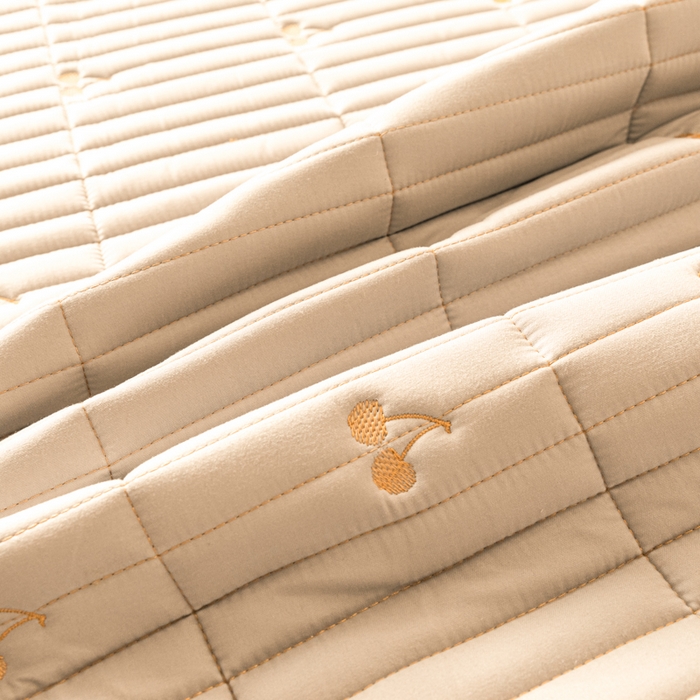 91家纺网 家纺一手货源 找家纺 暖季家纺 2025新款A类亲肤面料夹棉绣花床笠-不防水款 小樱桃-卡其-普通款