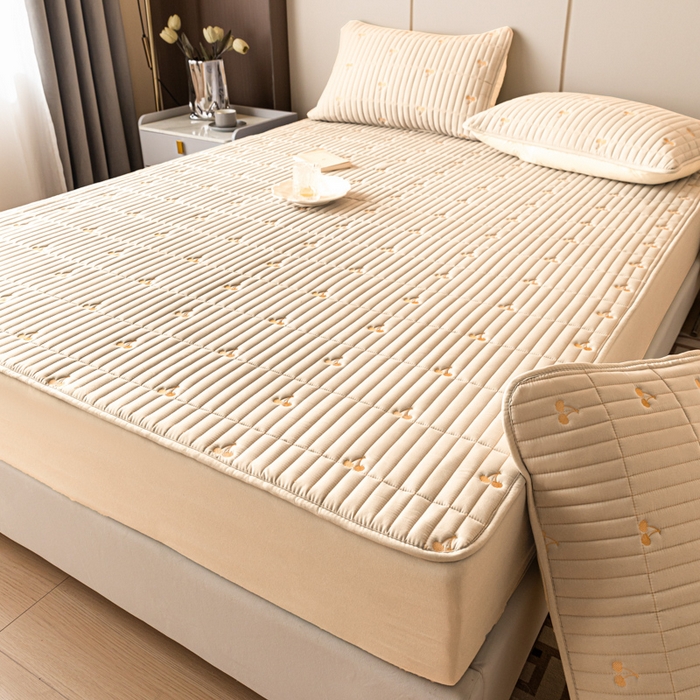 91家纺网 家纺一手货源 找家纺 暖季家纺 2025新款A类亲肤面料夹棉绣花床笠-不防水款 小樱桃-卡其-普通款