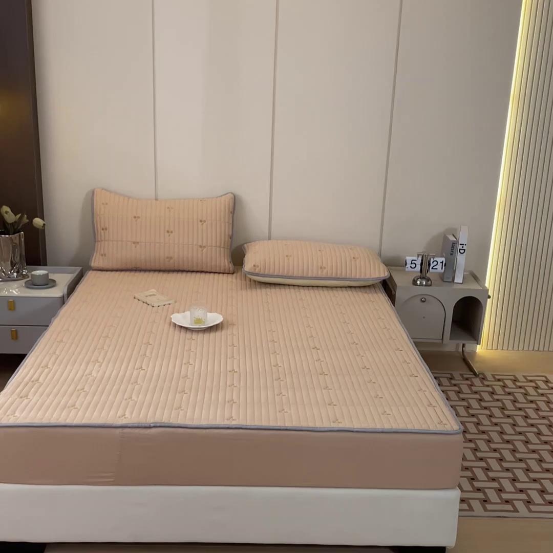 91家纺网 家纺一手货源 找家纺 暖季家纺 2025新款A类亲肤面料夹棉绣花床笠-不防水款 小樱桃-卡其-普通款