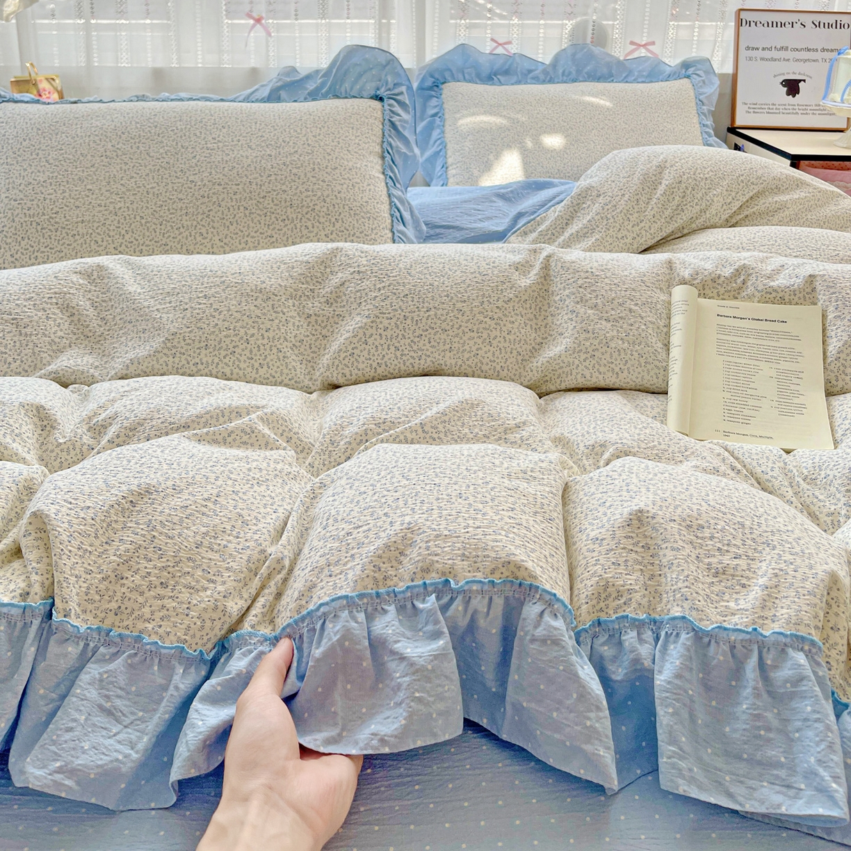 91家纺网 家纺一手货源 找家纺 2025秋冬加厚款云感亲肤棉邹邹纱床盖床裙四件套-仙美密拷花边 波点女王-茉雾蓝