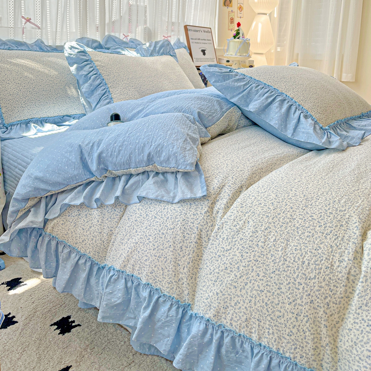 91家纺网 家纺一手货源 找家纺 2025秋冬加厚款云感亲肤棉邹邹纱床盖床裙四件套-仙美密拷花边 波点女王-茉雾蓝