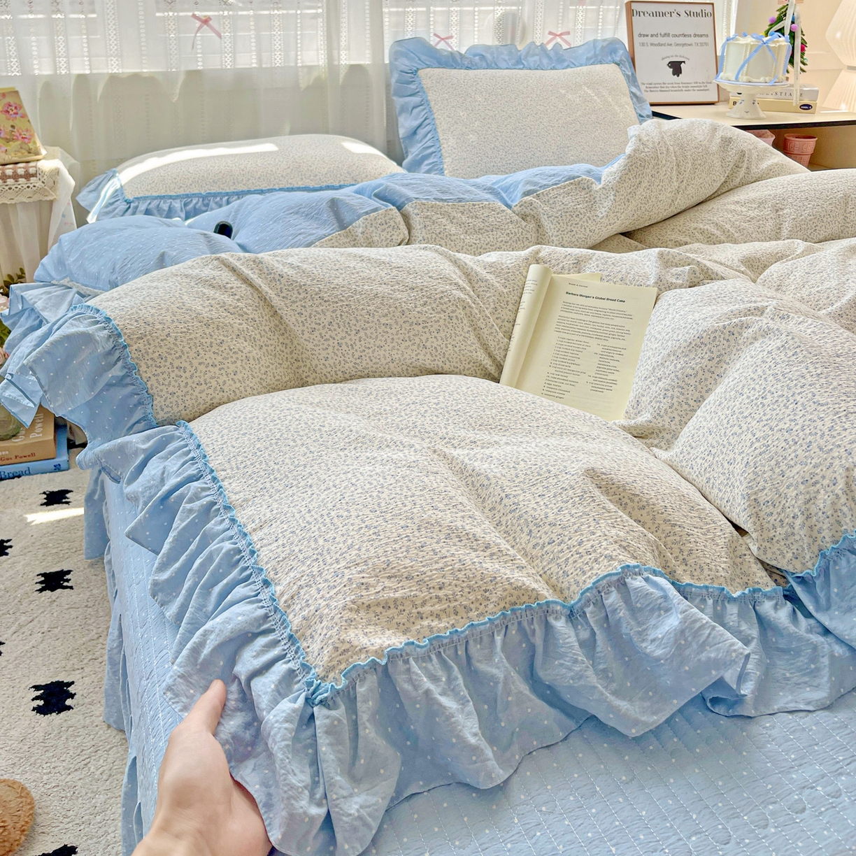 91家纺网 家纺一手货源 找家纺 2025秋冬加厚款云感亲肤棉邹邹纱床盖床裙四件套-仙美密拷花边 波点女王-茉雾蓝