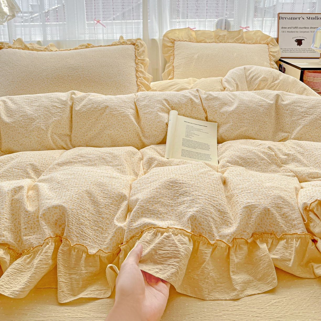 91家纺网 家纺一手货源 找家纺 2025秋冬加厚款云感亲肤棉邹邹纱床盖床裙四件套-仙美密拷花边 波点女王-奶油黄